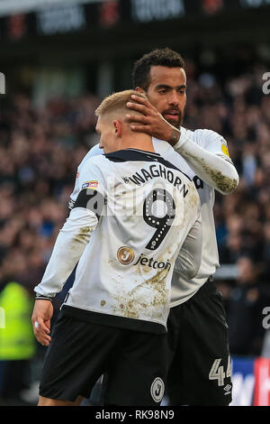 9. Februar 2019, Pride Park, Derby, England; Sky Bet Meisterschaft, Derby County vs Hull City; Tom Huddlestone (44) des Derby County gratuliert Martyn Waghorn (09) von Derby County auf dem Zählen der öffnung Ziel es 1-0 Credit: Mark Cosgrove/News Bilder der Englischen Football League Bilder unterliegen DataCo Lizenz Stockfoto