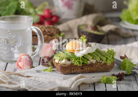 Hausgemachte avocado pochiertes Ei sandwich Vollkornbrot, Essen Fotografie Stockfoto