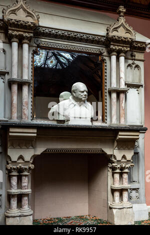 Büste von Sir Winston Churchill, das Herrenhaus, Bletchley Park, Milton Keynes, England, war der zentrale Ort für Britische codebreakers während des Zweiten Weltkrieges. Stockfoto