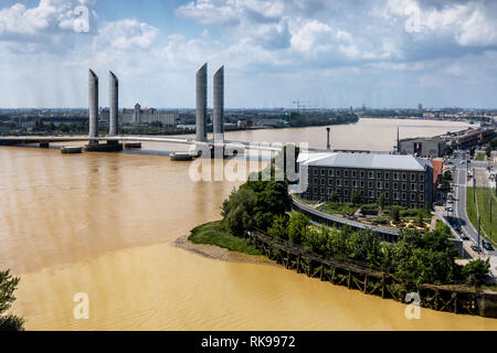 Anzeigen von Pont Jacques Chaban-Delmas von La Cité du Vin, der Stadt Wein, Wein House Museum, Bordeaux, Aquitaine, Frankreich Stockfoto