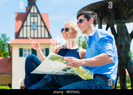 Nahaufnahme der junge Paar hält Karte Stockfoto