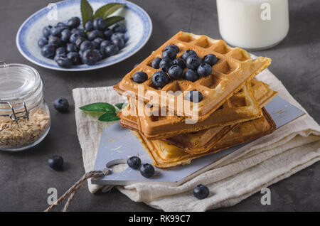 Knusprig hausgemachte Waffeln mit Beeren, überstieg Ahornsirup Stockfoto