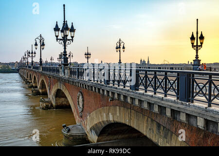 Pont de Pierre, historische Brücke über den Fluss Garonne bei Sonnenuntergang, Bordeaux, Frankreich Stockfoto