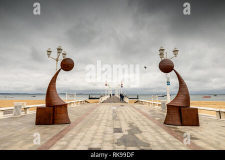 Jetée Thiers Arcachon (Arcachon Jetty), Frankreich . Arcachon ist eine schöne Küstenstadt im Binnenmeer der Bucht von Arcachon. Stockfoto