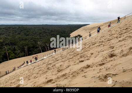 Touristen klettern die Düne von Pilat Die höchste Sanddüne Europas in La Teste-de-Buch in der Bucht von Arcachon, Frankreich, 60 km von Bordea entfernt Stockfoto