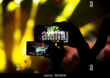 Handy in der Hand auf einem Rock Konzert Stockfoto