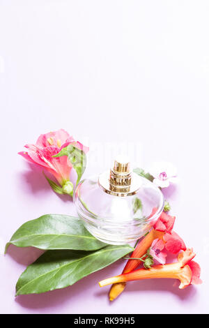 Beauty Arrangement mit dem Parfüm Flasche und Blumen Stockfoto