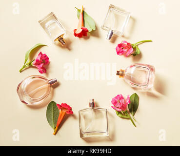 Beauty Arrangement mit der Flakons und Blumen Stockfoto