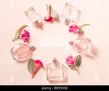 Beauty Arrangement mit der Flakons und Blumen Stockfoto