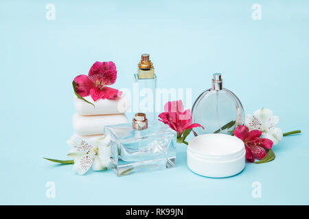 Beauty Arrangement mit dem Parfum botles und wilde Orchideen Stockfoto