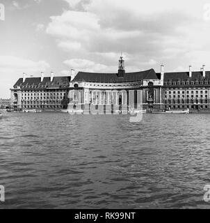 1950, einen Blick auf das große Gebäude der County Hall, Haus in dieser Ära des Greater London Council (GLC) am Südufer der Themse, London, England, Stockfoto