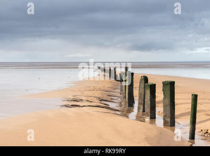 Reihe der Leistengegend zu erreichen, das Meer am Strand von berrow Sands in der Nähe von Burnham-on-Sea, Essex, Großbritannien Stockfoto