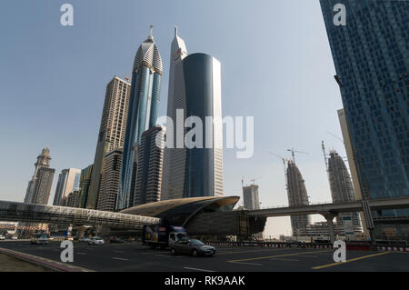 Die hohe Türme und der U-Bahnhof Financial Centre im Financial District an der Sheikh Zayed Road in der Innenstadt von Dubai in den Vereinigten Ar Stockfoto