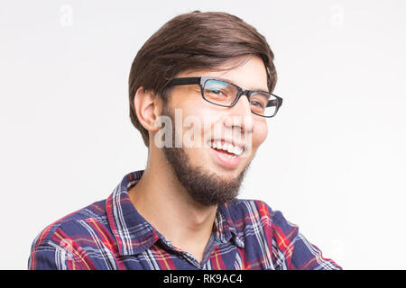 Emotionen und Personen Konzept - junger Mann in kariertem Hemd und Gläser mit Bart lachen Stockfoto