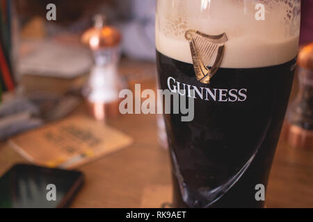 Pint Guinness in einem pub Tabelle Stockfoto