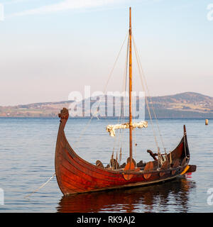 Wikingerschiff auf einem See in Norwegen verankert Stockfoto