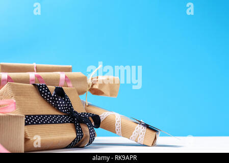 Closeup handgearbeitete Geschenkboxen auf blauem Hintergrund Stockfoto