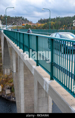 Der Verkehr auf der alten Svinesundbrücke zwischen Schweden und Norwegen, in der Nähe von benutzerdefinierten Stockfoto
