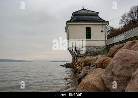 Alte weiße Holzhaus an der Küste, Hvervenbukta, auf den Oslo Fjord Stockfoto