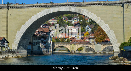 Blick auf die Altstadt und die Steinerne Brücke über die Aare in Bern, Schweiz. Stockfoto