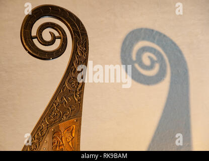 Wikingerschiff Schwanz und sein Schatten, im Viking Ship Museum in Oslo Stockfoto