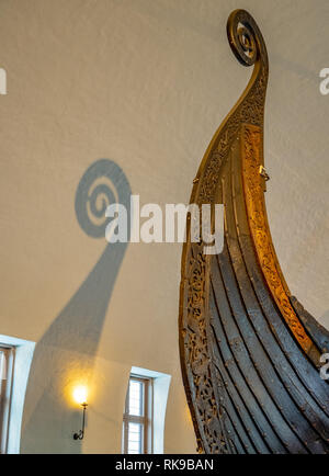 Wikingerschiff Schwanz und sein Schatten, im Viking Ship Museum in Oslo Stockfoto