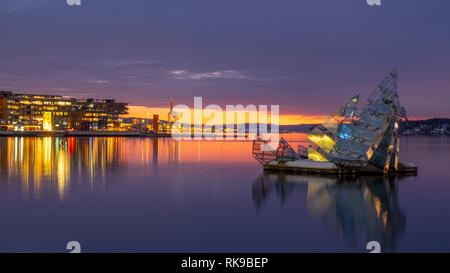 Der Oslo Fjord in der Nacht mit einer Skulptur liegt Sie von Monica Bonvicini Stockfoto