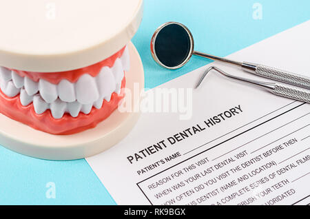 Zahnmedizinische Geschichte Form mit Modell Zahn und zahnärztliche Instrumente. Zahnmedizinische Gesundheit und Zähne Pflegekonzept. Stockfoto