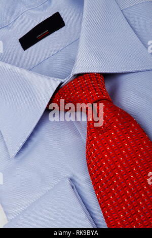 Zusammensetzung mit blauem Hemd und roter Krawatte. Stockfoto