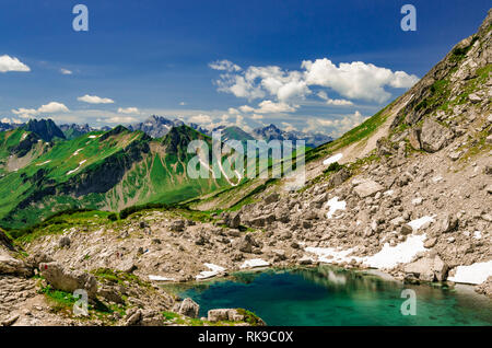 Bleibt der Schnee neben einem Wanderweg in den Alpen. Stockfoto