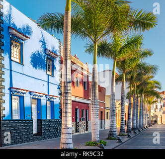 Teneriffa. Bunte Häuser und Palmen auf der Straße in Puerto de la Cruz, Teneriffa, Kanarische Inseln, Spanien. Stockfoto