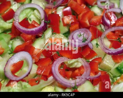 Salat mit Zwiebeln und frischem Gemüse aus der Nähe Stockfoto