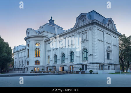 Latvian National Museum of Art Blick vom Parc Seite bei Nacht, Riga, Lettland Stockfoto