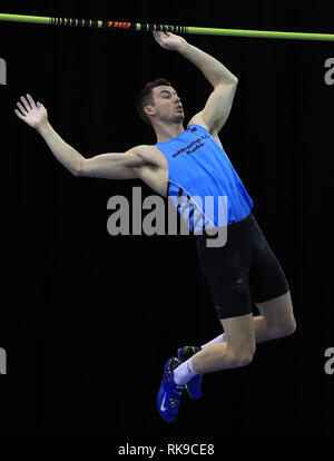 Charlie Myers auf seinem Weg zum Gewinnen der Männer Stabhochsprung bei Tag zwei Der SPAR britischen Athletic Indoor Meisterschaften an der Arena Birmingham. Stockfoto