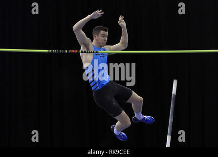 Charlie Myers auf seinem Weg zum Gewinnen der Männer Stabhochsprung bei Tag zwei Der SPAR britischen Athletic Indoor Meisterschaften an der Arena Birmingham. Stockfoto