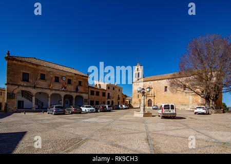Alarcón, Cuenca, Spanien, Februar 2017: Palast der Rat und der Kirche von San Juan Bautista des Dorfes von Alarcon Stockfoto