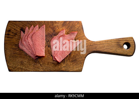 Scheiben geräucherter Rinderfilet auf Holzbrett auf weißem Hintergrund Stockfoto