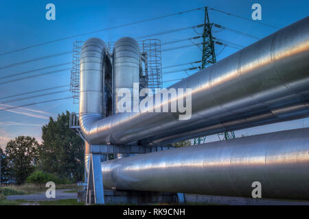 Industrial Zone. Die Ausrüstung der Erdölraffination. In der Nähe von industriellen Rohrleitungen für eine Öl-raffinerieanlage Stockfoto