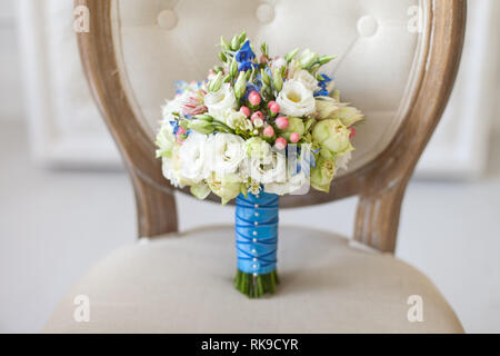 Wedding Bouquet auf einem hellen Braun vintage Stuhl Stockfoto