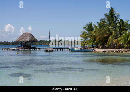 Wunderschöne Küste rund um Playa Boca Del Drago auf Isla Colon-Archipel Bocas del Toro, Panama Stockfoto