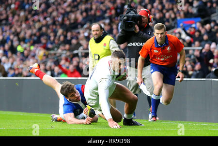 England's Jonny können Kerben zweiter Versuch seiner Seite des Spiels während der Guinness sechs Nationen Spiel im Twickenham Stadium, London. Stockfoto