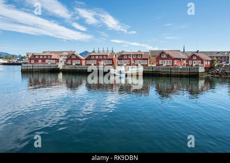 Typisch roten Holzhäuser am Hafen, 'Rorbuer', Leknes, Lofoten, Norwegen Stockfoto