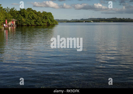 Malerische Ferienhaus in den Mangroven von einem tropischen Korallenriff in San Cristobal Insel umgeben, Archipel Bocas del Toro, Panama Stockfoto