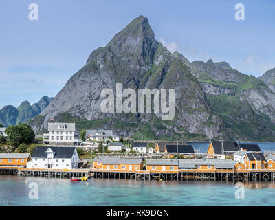 Sakrisøy Fischerdorf, Gelb fishermans Kabinen am Meer auf der kleinen Insel Sakrisöy, typische Rorbu, in der Nähe von Hamnöy, Moskenesoy, Lofoten. Stockfoto