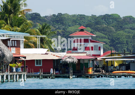 Blick auf ei Faro del Calibri Hotel auf carenero Insel im Archipel Bocas del Toro, Panama Stockfoto