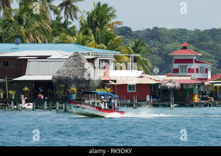 Blick auf ei Faro del Calibri Hotel auf carenero Insel im Archipel Bocas del Toro, Panama Stockfoto