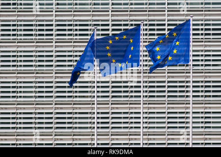Europäische Union Flaggen vor dem Sitz der Europäischen Kommission, Berlaymont Gebäude. Brüssel, Belgien Stockfoto