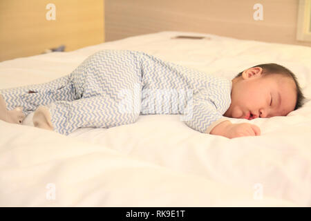 Asiatische little baby Fallen schlafend auf dem Bett in Hotell Zimmer Stockfoto