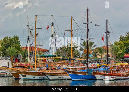 Luxusyachten im Hafen, Side, Türkei Stockfoto