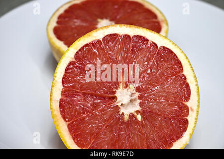 Zwei Pink Grapefruit Hälften. Stockfoto